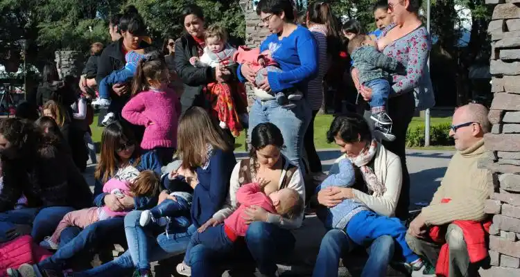 Realizaron la teteada masiva en Plaza Belgrano