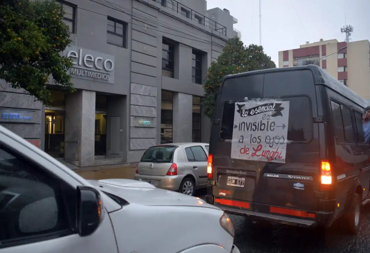 Trabajadores de la salud hicieron oír  de forma contundente su reclamo  con una caravana 