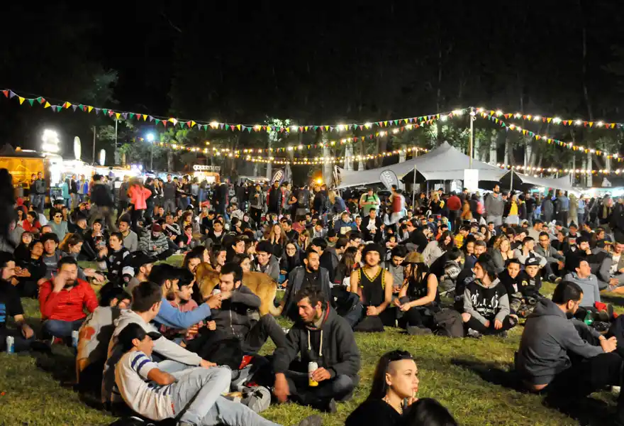 El rock y la gastronomía se unieron en el Paseo de los Españoles 
