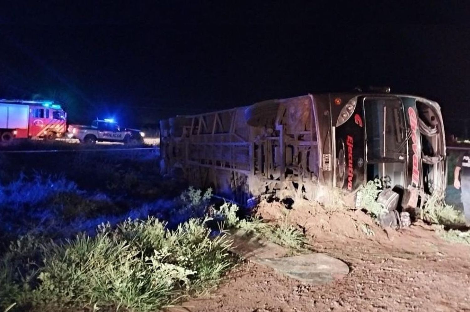 En la madrugada de este sábado, un colectivo con 39 pasajeros volcó en la Ruta Nacional 8, intercesión Ruta Nacional 36.