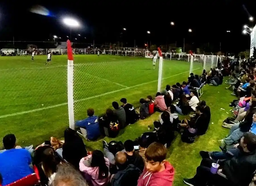 Pasión bajo las luces: El Club Atlético palpita el inicio del Nocturno Femenino