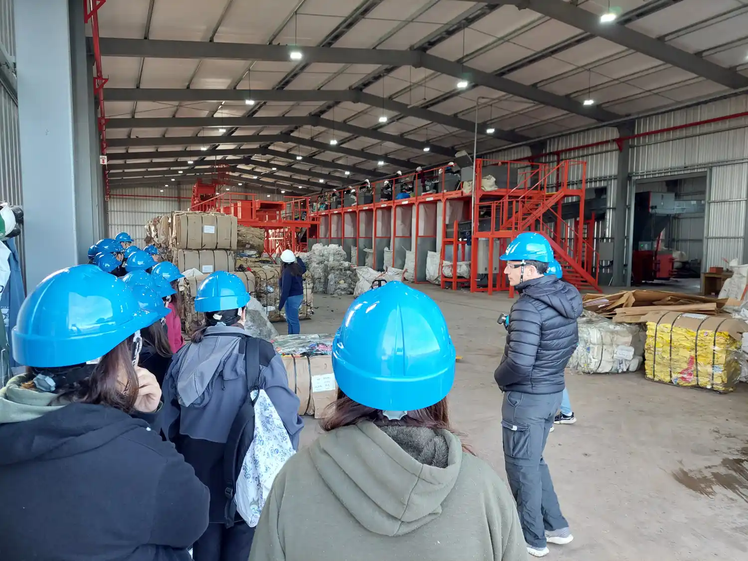 Los alumnos recorriendo la Planta.