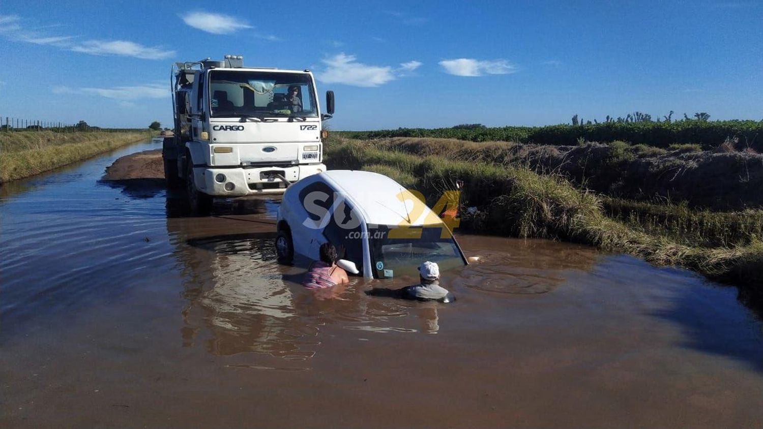 El pozo del camino San Gregorio-Iriarte sigue tragándose vehículos