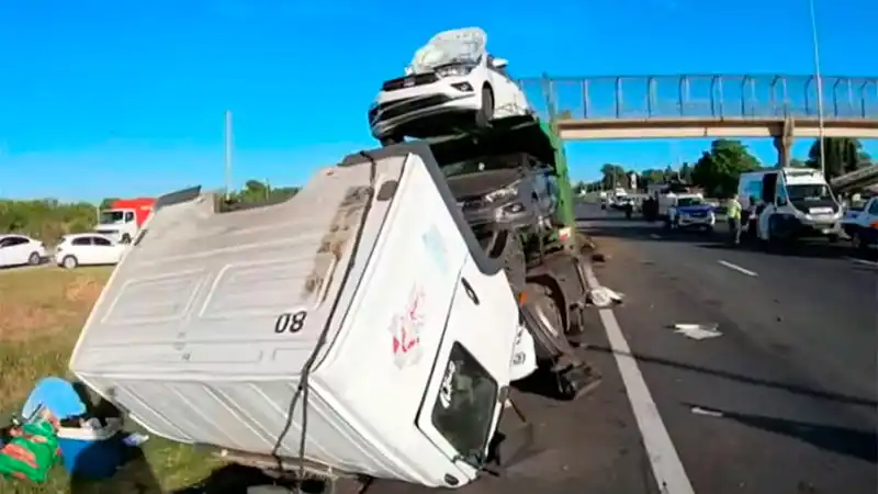 Trágico e impactante accidente en Campana: choque, derrumbe y al menos dos muertos