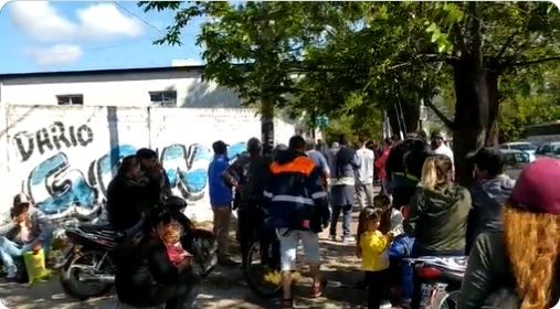 Largas filas en el primer día de inscripción para el refuerzo alimentario de $ 45.000 para adultos sin ingresos