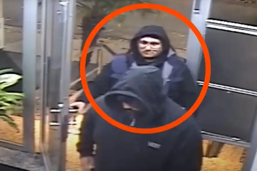 Piden colaboración para identificar a delincuentes que entraron a robar a un edificio en el centro