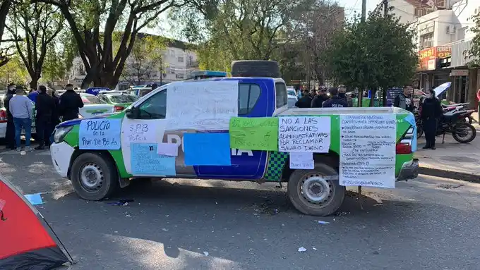 Cuarto día de reclamo de la Policía Bonaerense: Efectivos escucharon el anuncio de Kicillof con protestas en Adrogué
