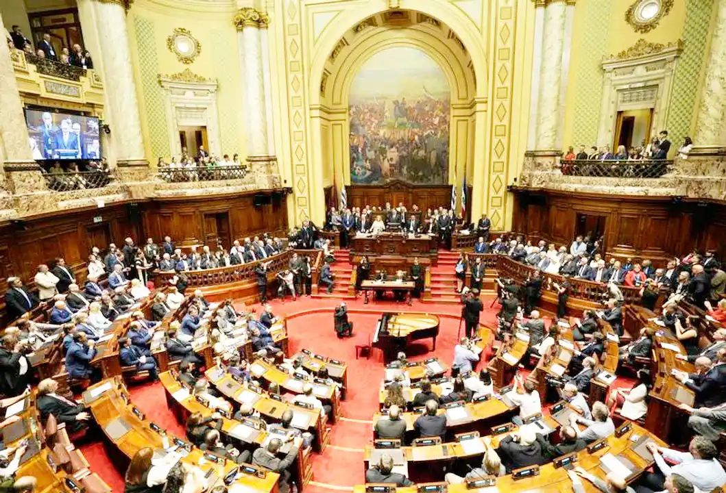 El ministro de Trabajo promete fortalecer el salario mínimo y la negociación colectiva