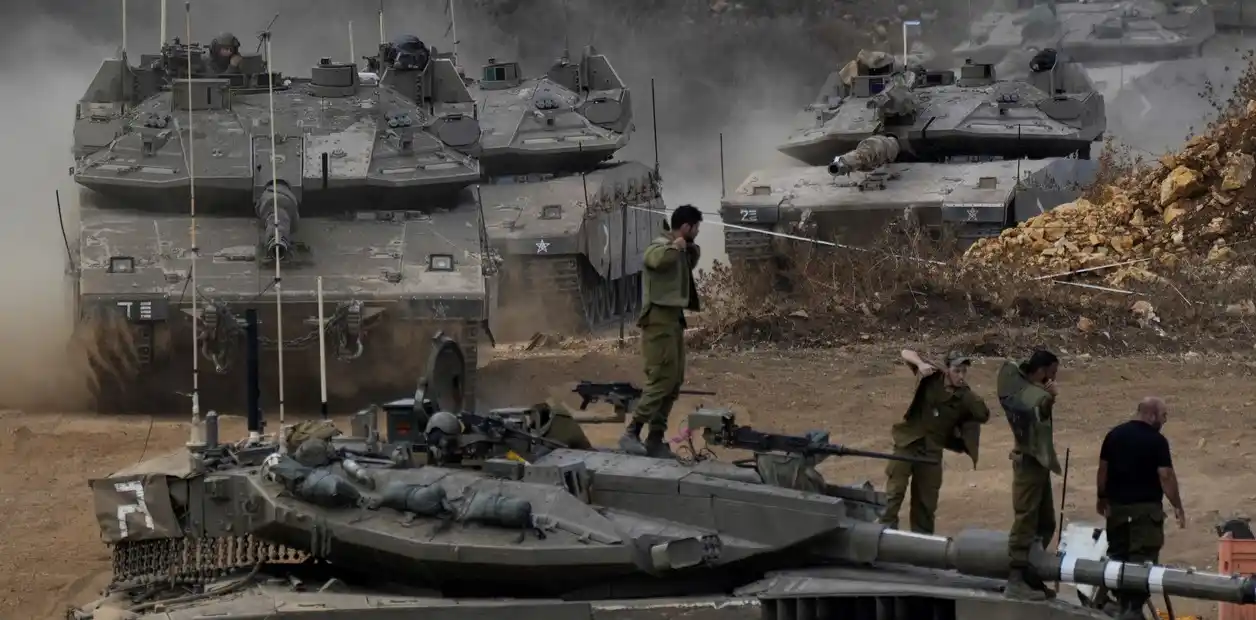 Tanques del ejército israelí maniobran en una zona de concentración en el norte de Israel, cerca de la frontera entre Israel y el Líbano.