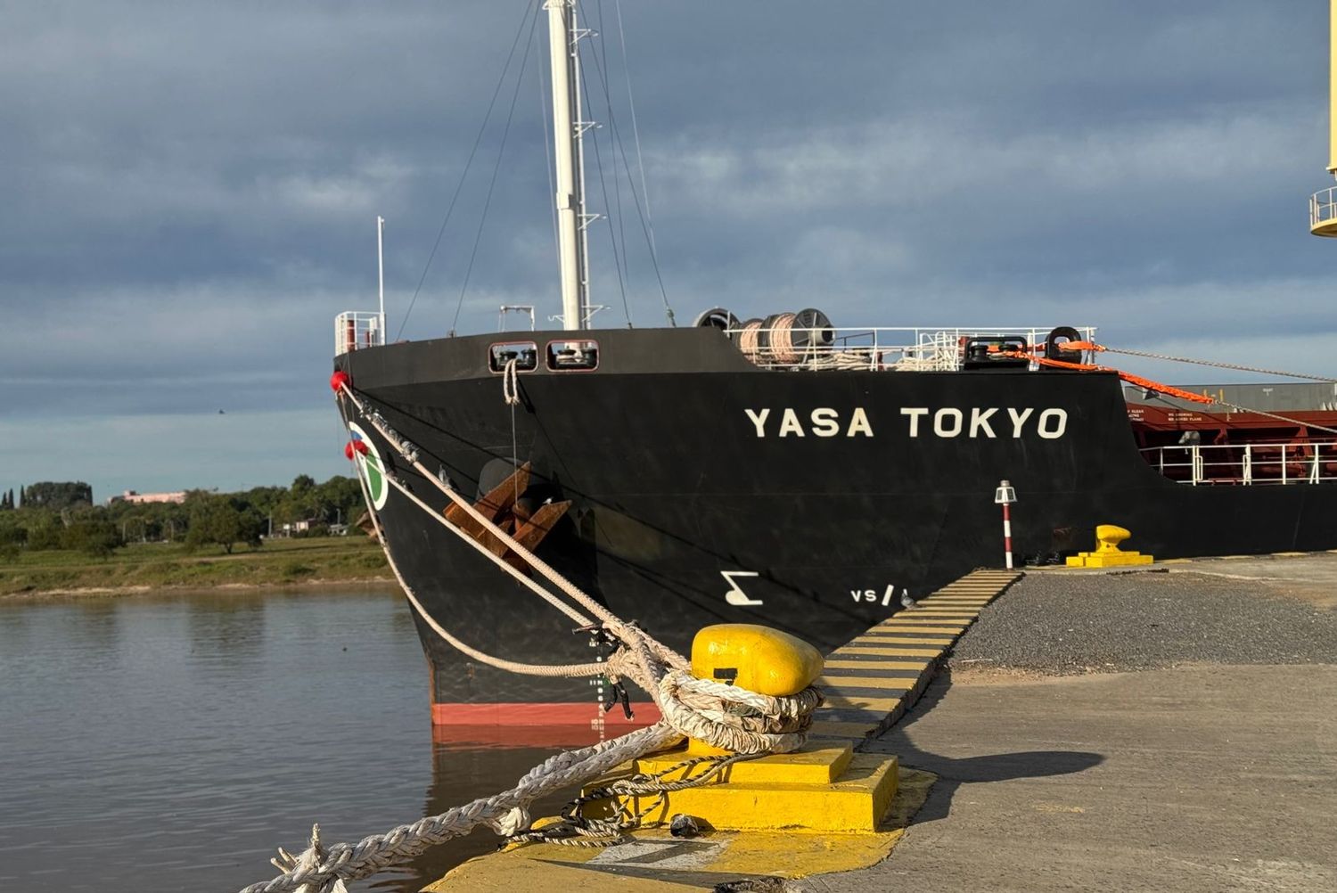 El Yasa Tokyo está amarrado en el muelle elevador.
