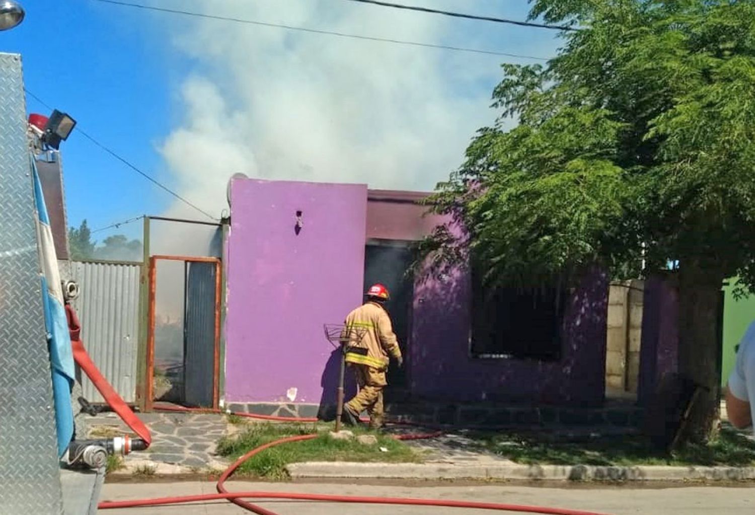 En pocos minutos, ardió una vivienda y una  madre y sus cuatro hijos lo perdieron todo