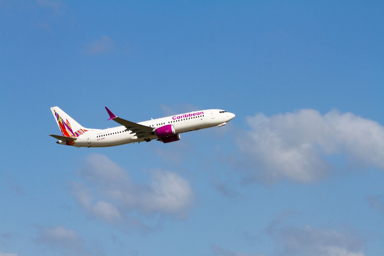 Caribbean Airlines reporta ganancias, presenta nuevos uniformes y estudia nuevos destinos