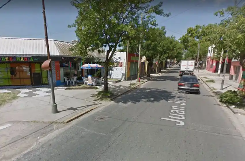 Preguntaron precios de bebidas, dispararon y huyeron: violento asalto a un comercio