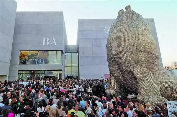 Mar del Plata: Presentan el lobo marino de Marta Minujín con "pelaje definitivo"