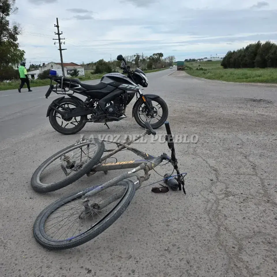 Accidente entre una bicicleta y un camión: El ciclista fue trasladado de urgencia al Hospital