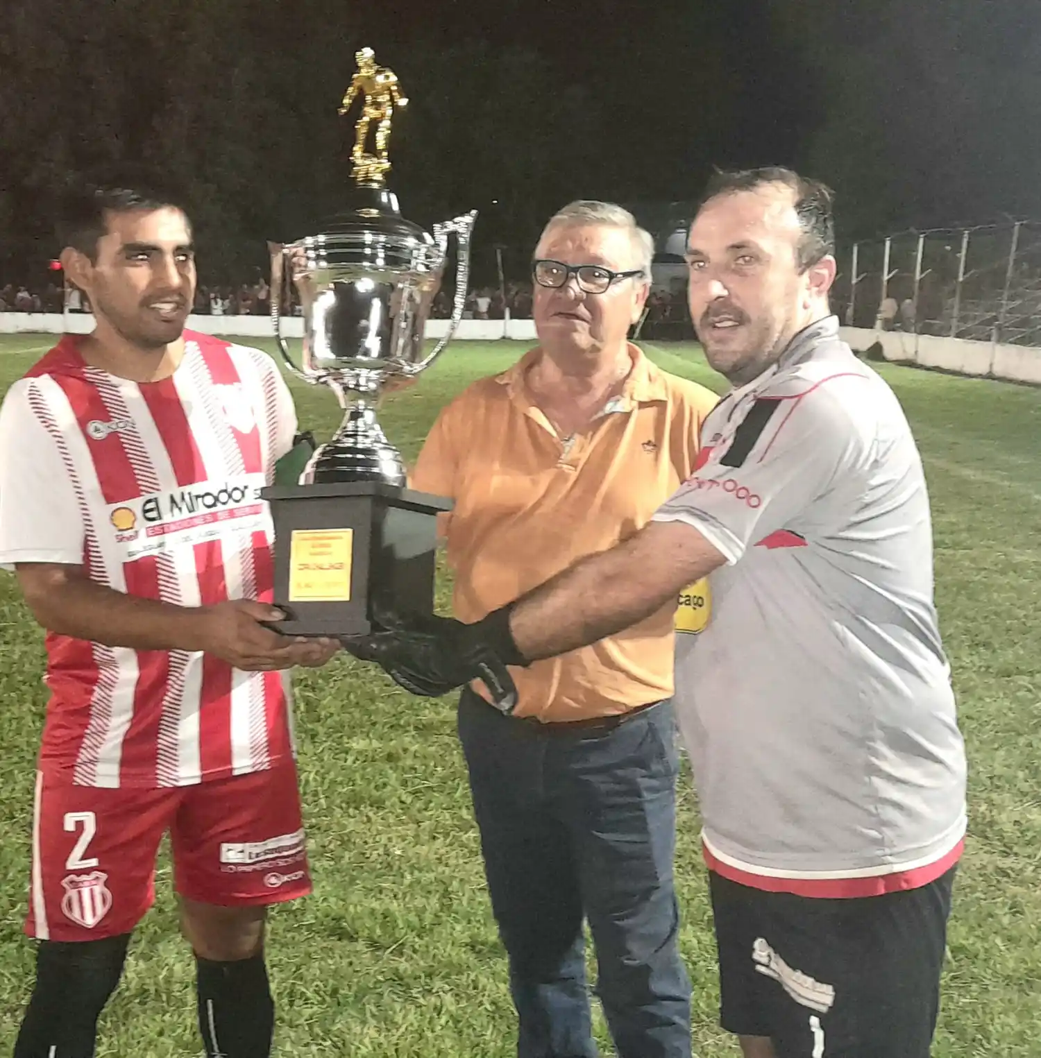 Rubén Garibotti en su último acto oficial como presidente de la Liga Departamental de Fútbol entregándole a Jorge Zapata y Federico González la Copa challenguer del Apertura 2024 "Jorge Guerscovich" en donde Barrio Norte se coronó campeón.