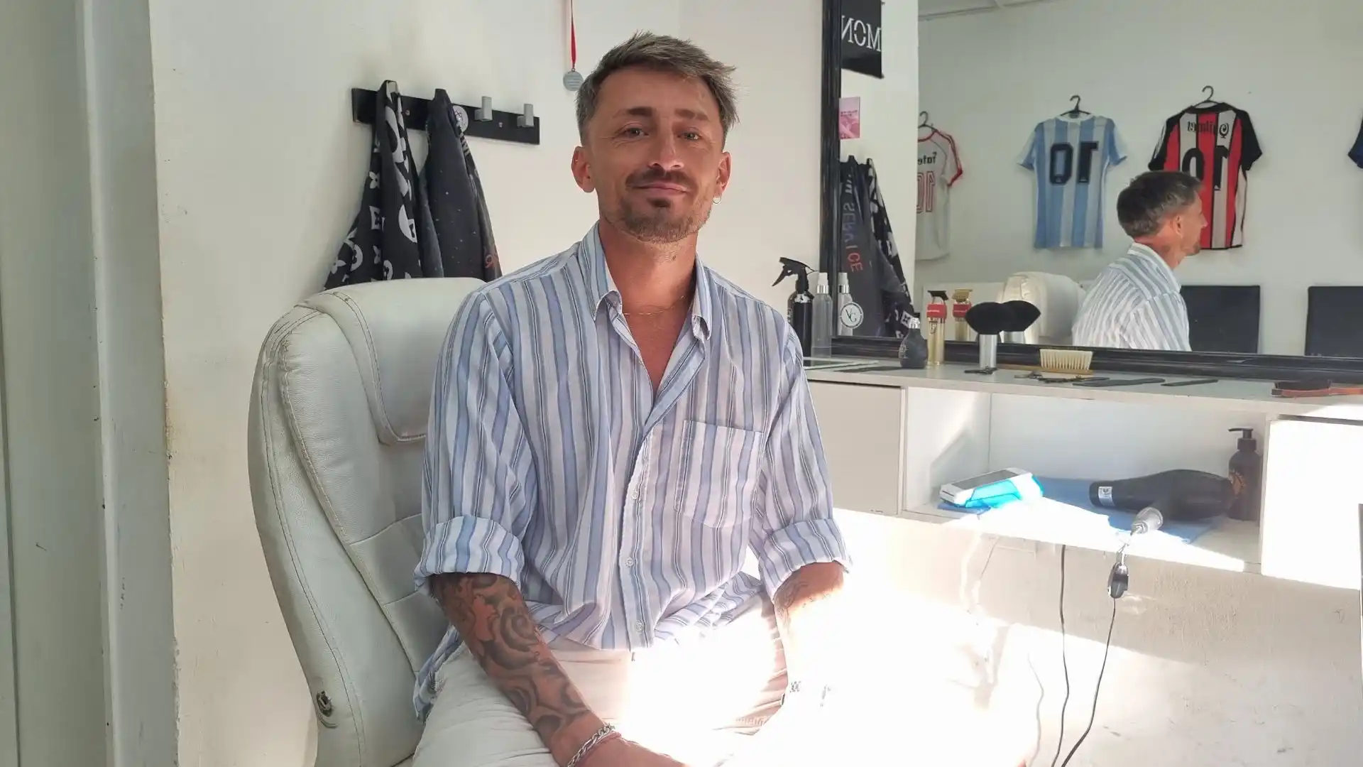 Mauricio Diaz, titular de una barbería ubicada en la zona céntrica, decidió poner su oficio a disposición de los vecinos con menos recursos.