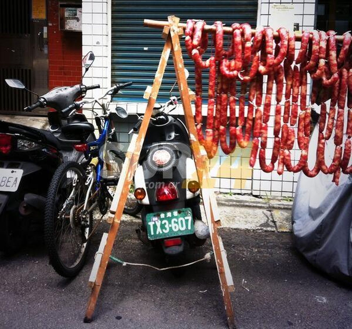 Amenábar: le roban la moto y 7 kilos de chorizos