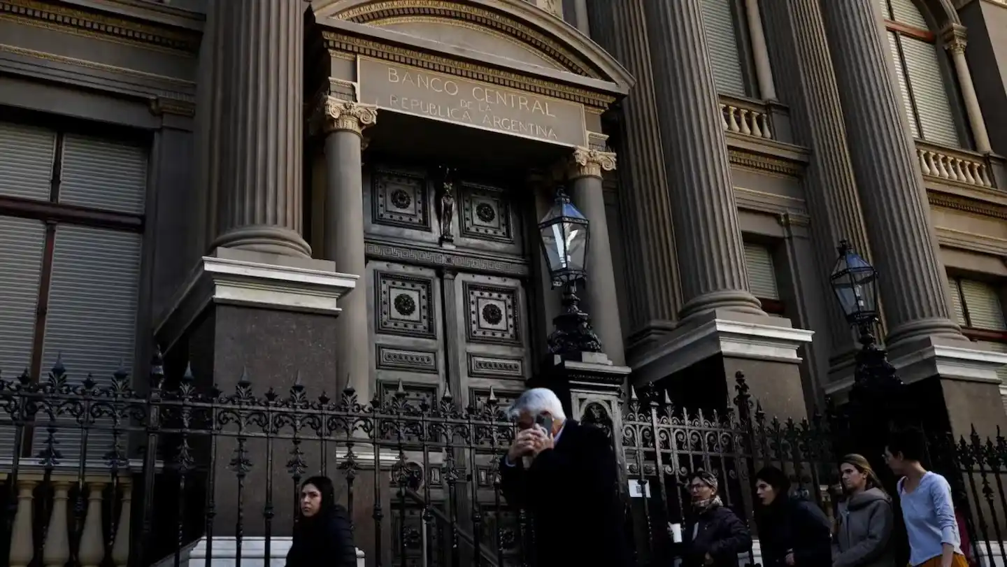 El Banco Central compró más de US$10.000 millones en lo que va de 2026. (Foto: Luis ROBAYO / AFP).