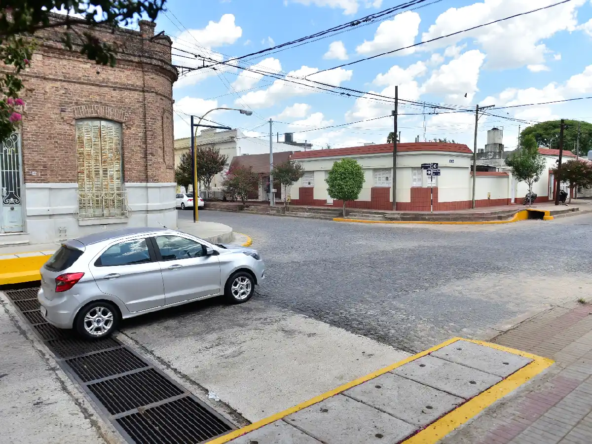 Adiós a la “pequeña Venecia”: los vecinos de  calle Moreno celebran la obra de desagüe