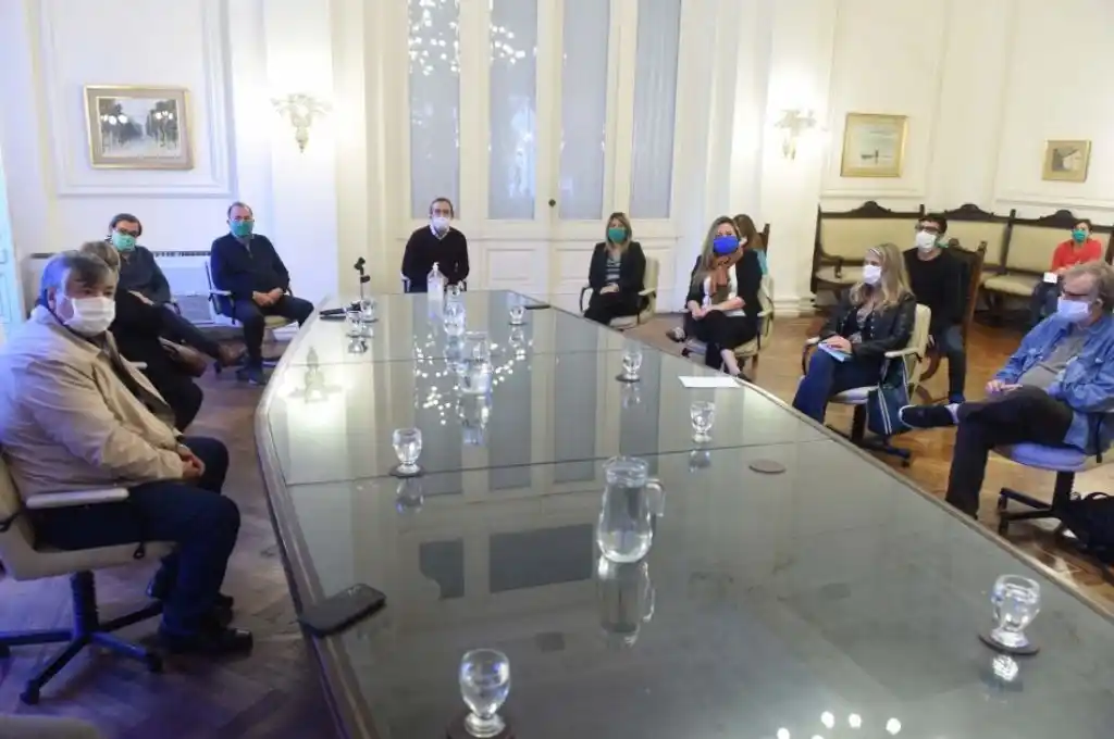 Javkin presentó el programa “Rosario Cuida a los Grandes”