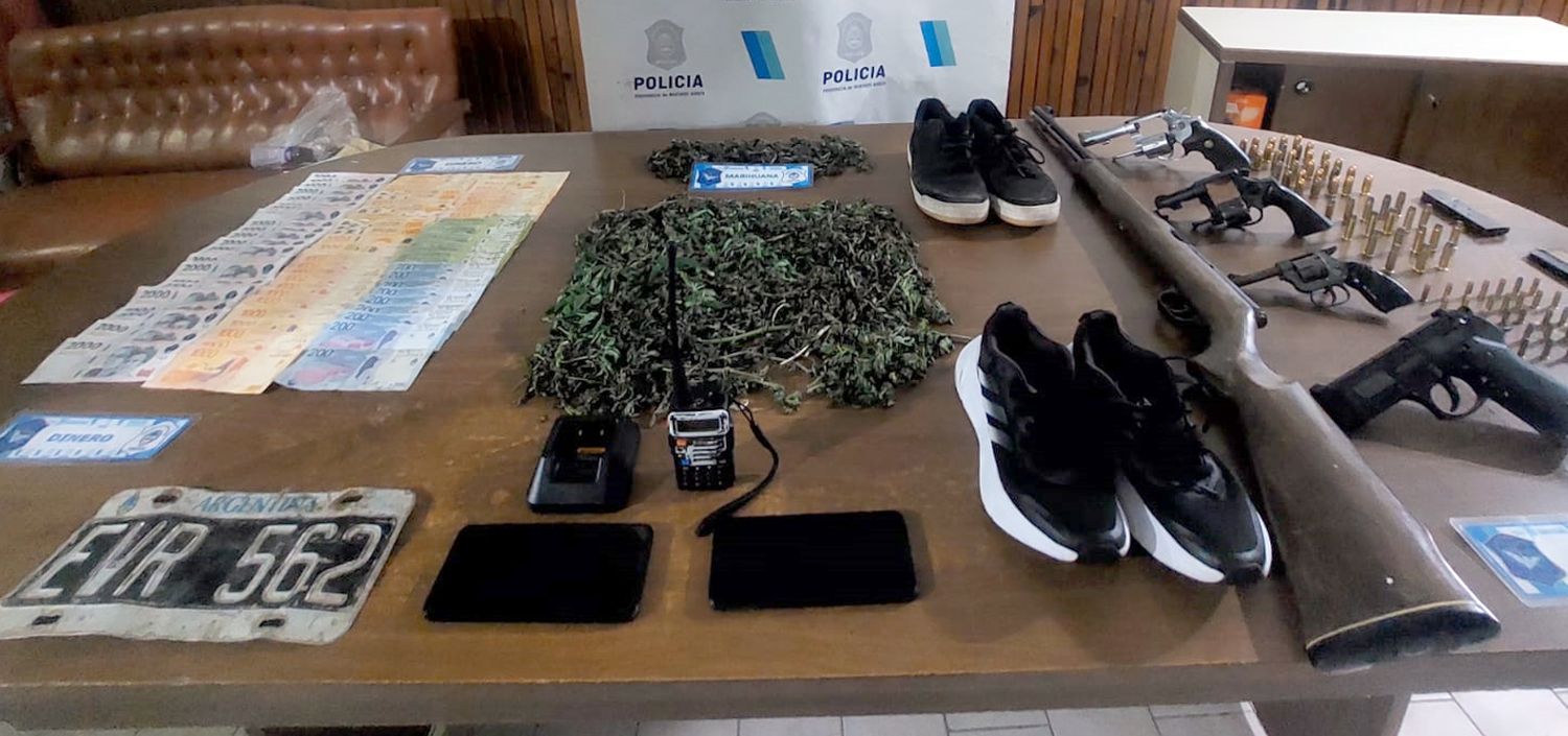 Droga. Dinero, teléfonos celulares, una escopeta y demás efectos incautados