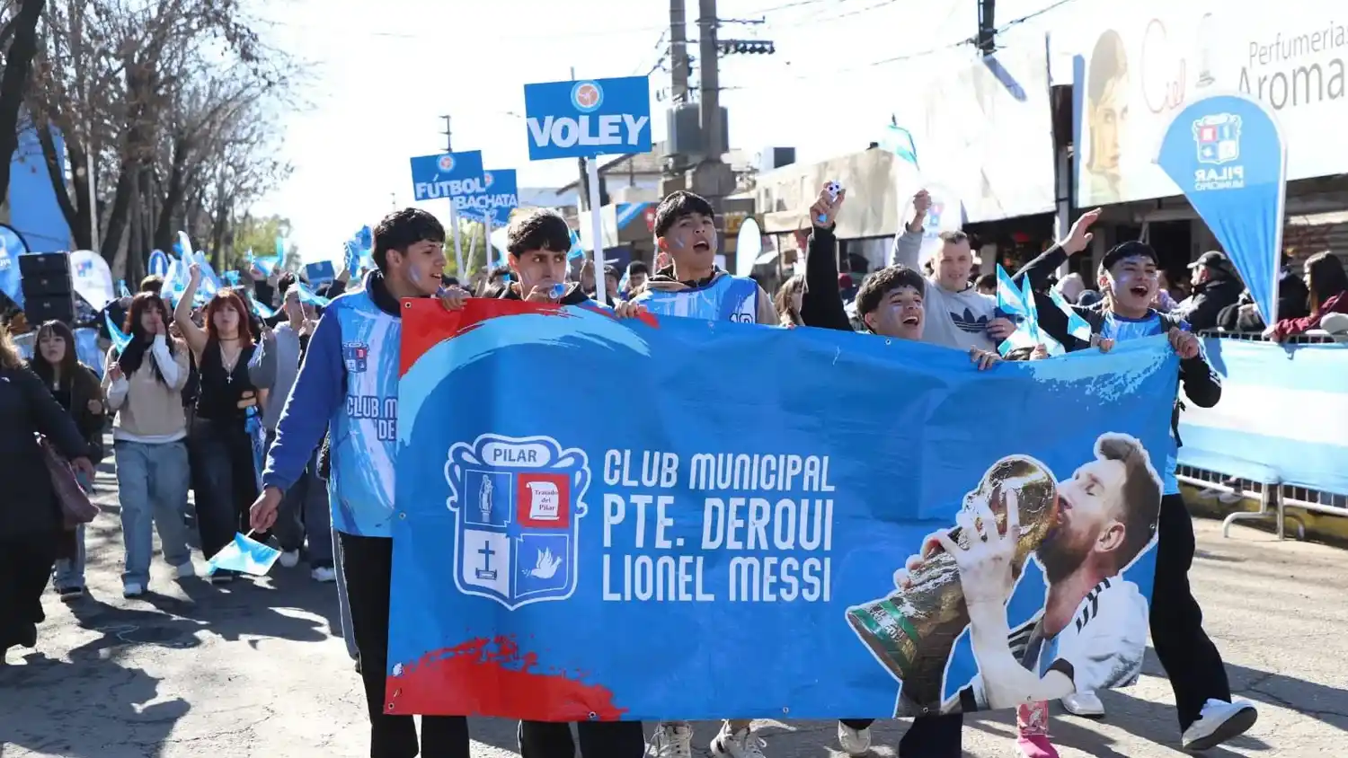 Las instituciones, protagonistas en el desfile cívico.
