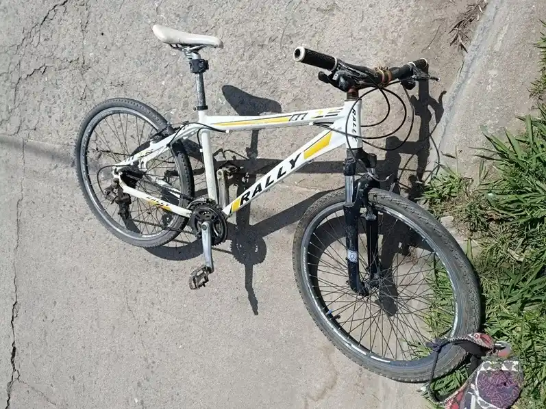 La bici en la que circulaba el joven lesioando.