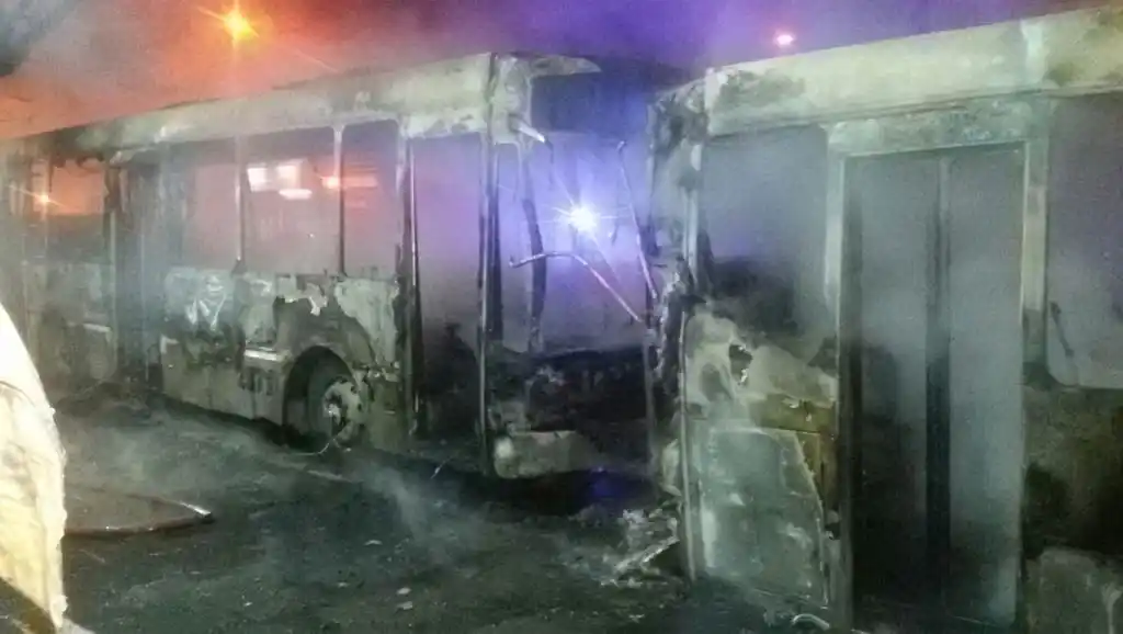 Se incendiaron dos micros frente a la estación de trenes de La Plata