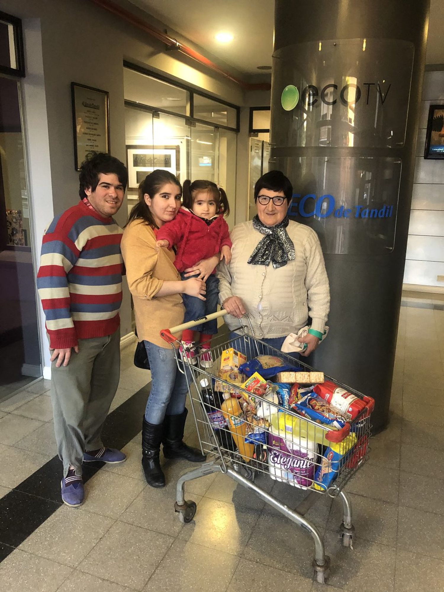 Fue entregado otro carro repleto de mercadería