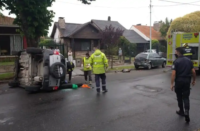 Trasladan a un hombre al HIGA después de protagonizar un espectacular vuelco con su auto