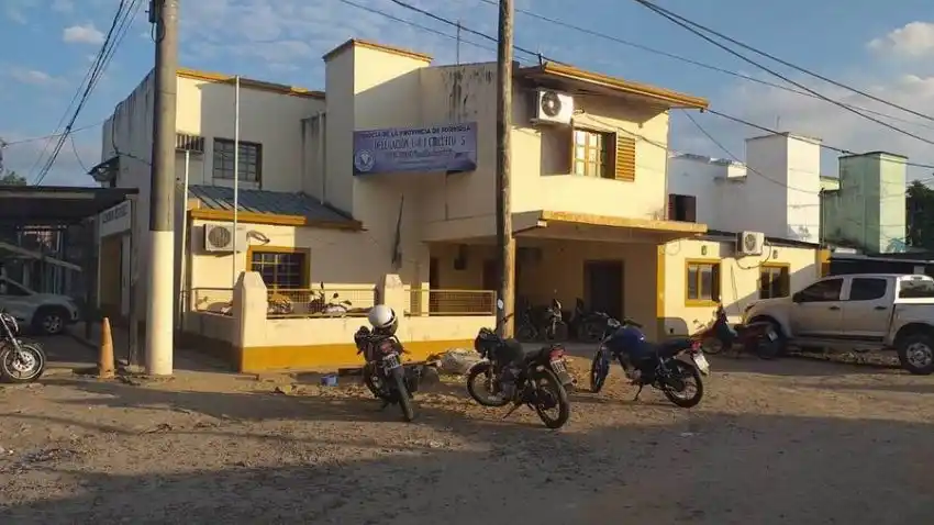 Rescatan a una joven que intentó arrojarse desde el techo de un comercio