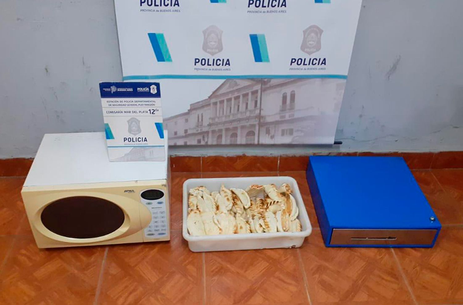 Le robaron a "Pitufo" y los agarran cuando escapaban con una bandeja de empanadas