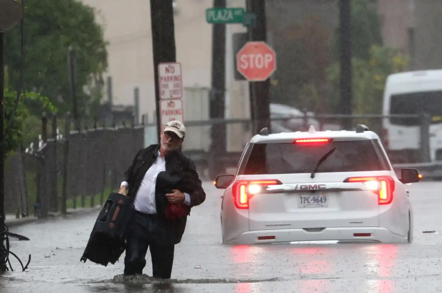 Las intensas lluvias hicieron colapsar los sistemas de alcantarillado, causando serias inundaciones.