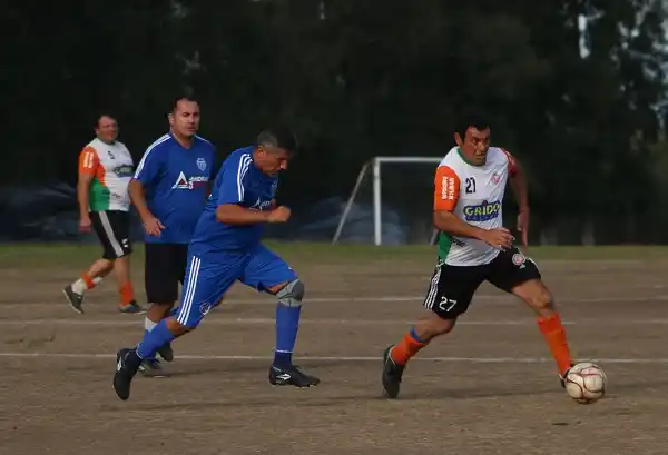 Termas goleó a Atlético Sur y retornó a la punta en Primera A