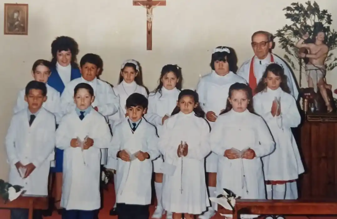 Primera comunión acompañados de un sacerdote misionera y la catequista-
