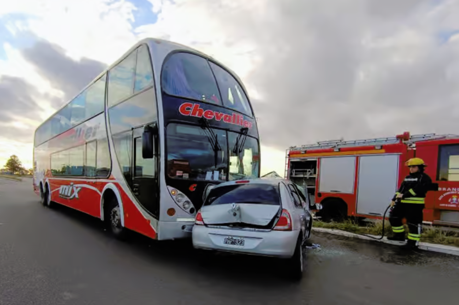 Accidente fatal en Santa Isabel: una mujer murió tras chocar su auto contra un colectivo