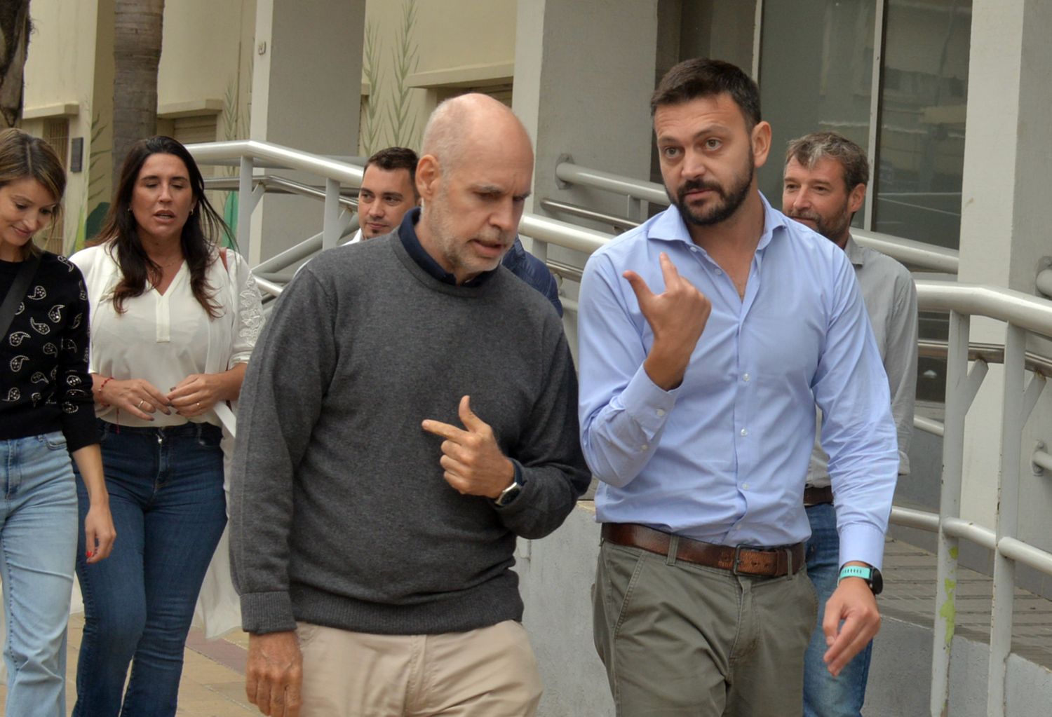 Caminando por el centro junto a Juan Manazzoni y Natalia Chacón