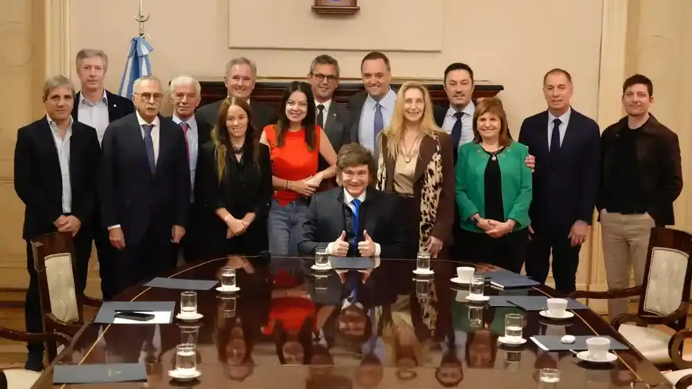 Frente a todos los ministros, Milei le dio a Adorni un fuerte respaldo