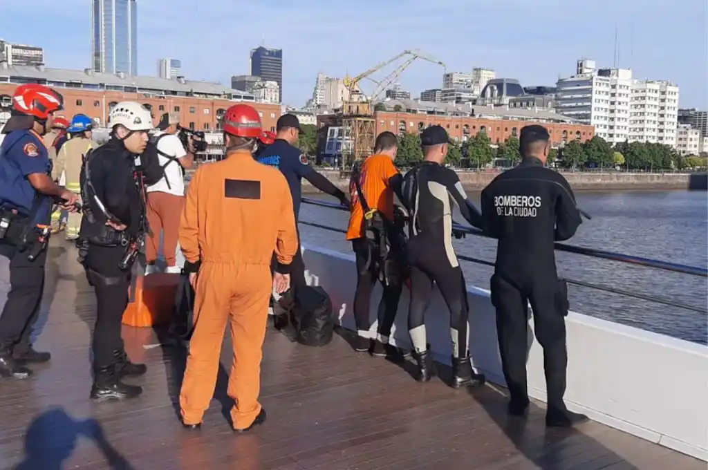 Un hombre se tiró del Puente de la Mujer