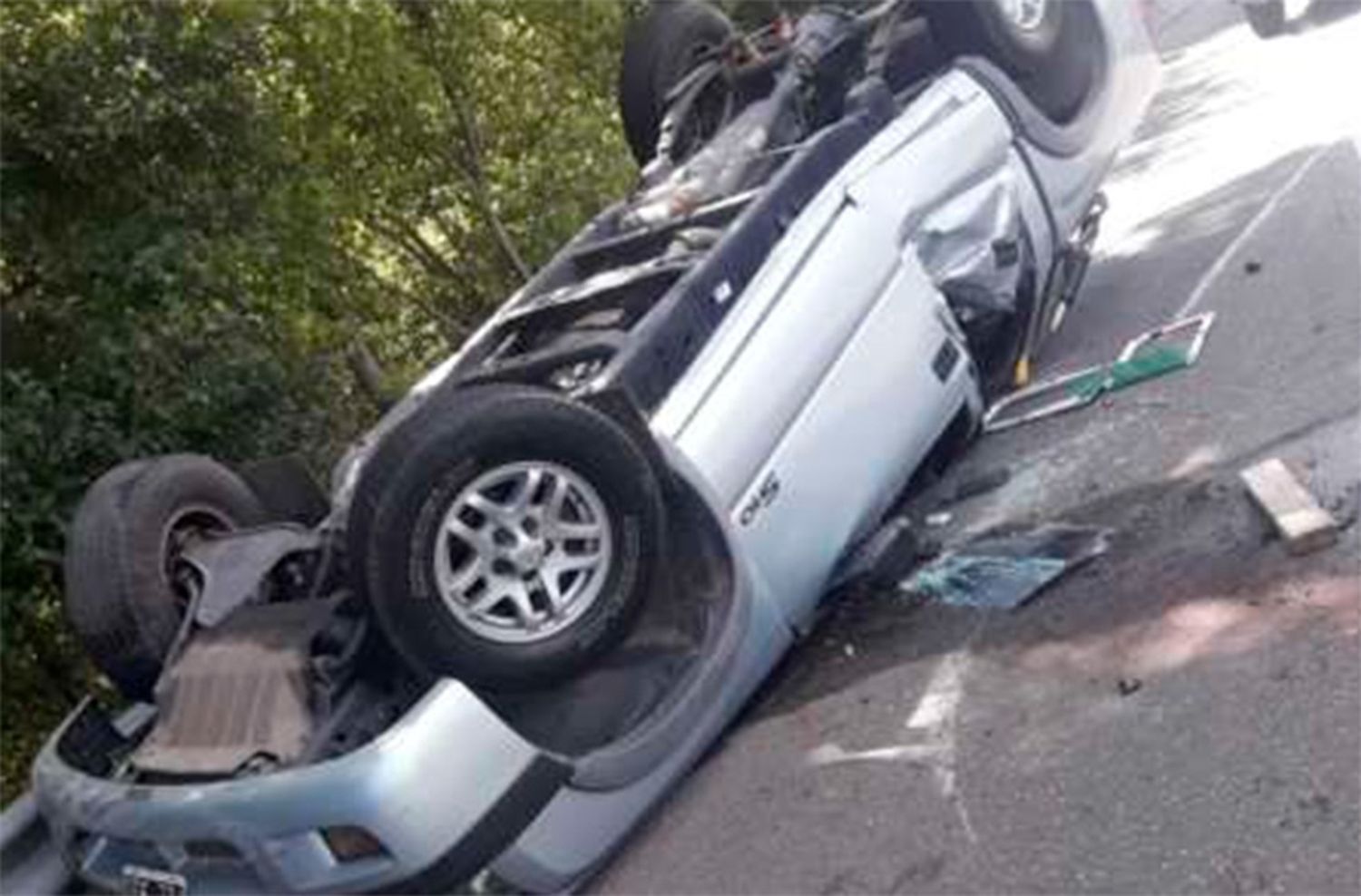 Un joven resultó herido tras un fuerte choque entre un auto y un micro en ruta 2