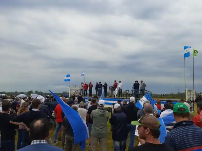 Autoconvocados realizaron la asamblea en el ingreso a Expoagro