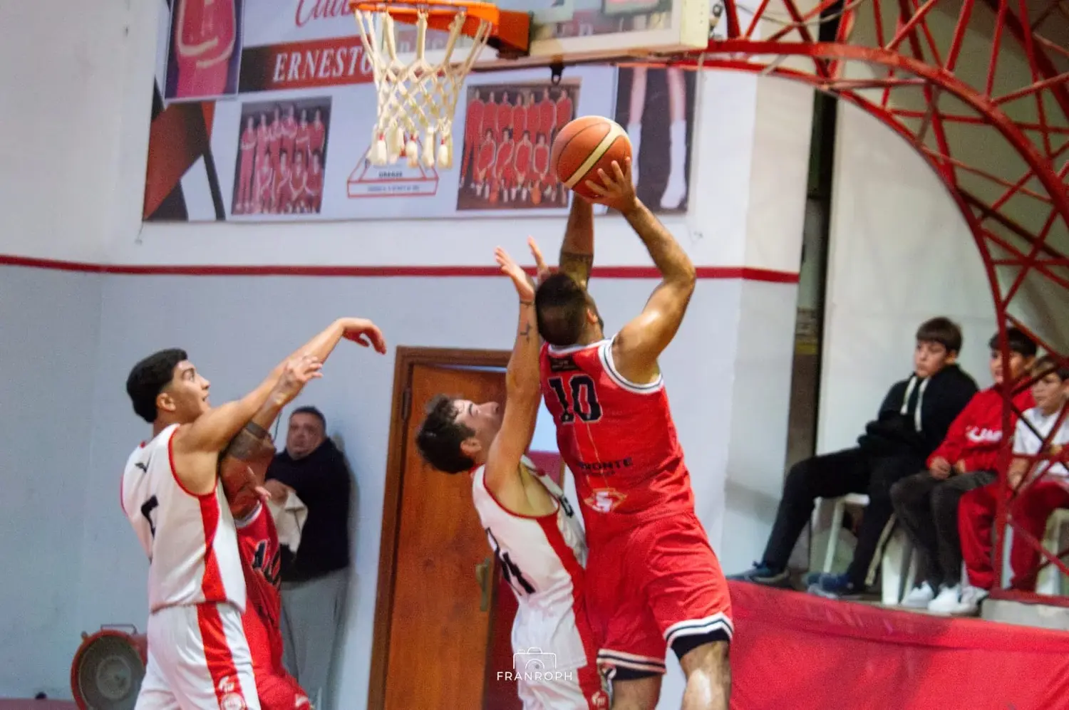 Huracán de Necochea y Alumni se enfrentan esta noche (Foto: FRANROPH)