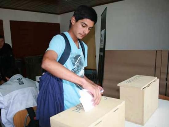 Los jóvenes están habilitados para sufragar con 16 años de edad cumplidos antes del comicio.