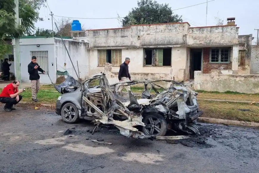 Además de los daños en el vehículo, la onda expansiva ocasionó roturas de vidrios, puertas y aberturas en las viviendas de la zona.