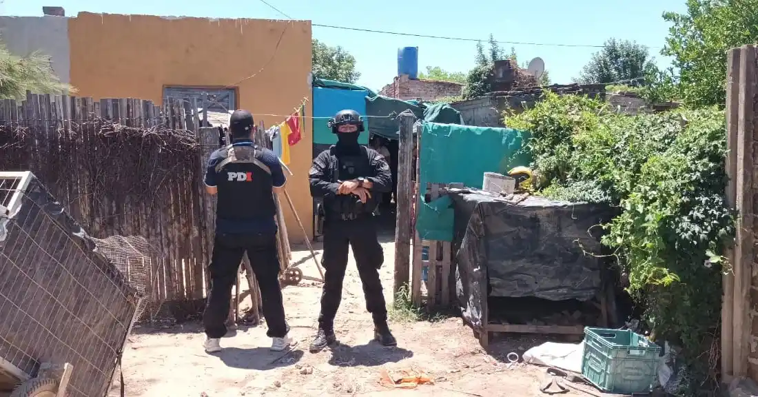 Desde la moto, efectuó una ráfaga de disparos contra dos personas: allanamientos y detención en la región