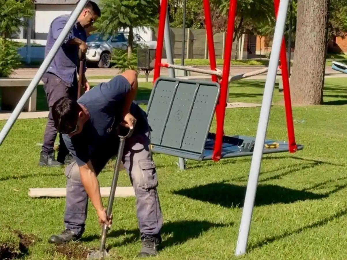 El personal en plena instalación de los juegos inclusivos.
