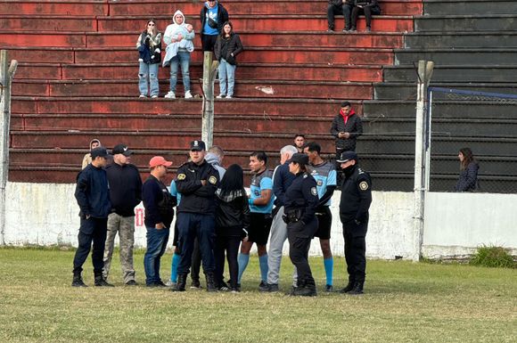 [VIDEO]  Así fue el momento de la suspensión del partido entre Banfield y General San Martín