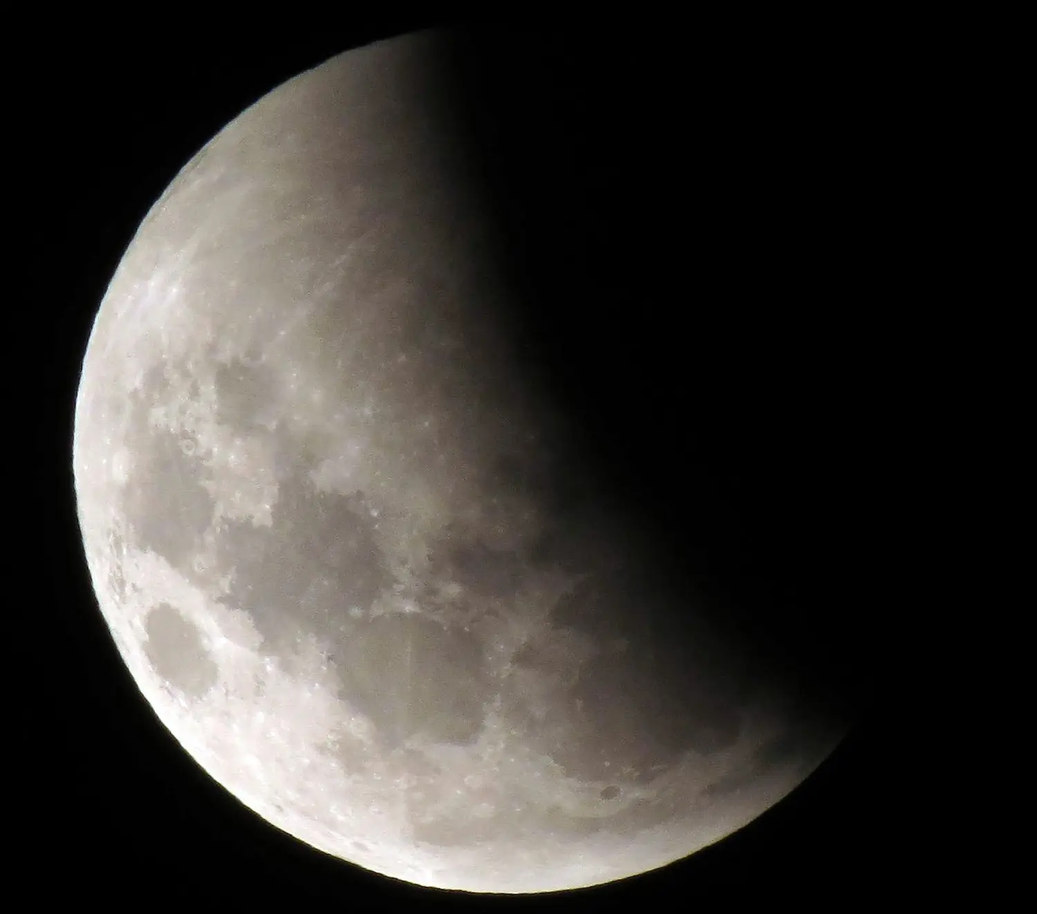 Eclipse parcial de Luna: a qué hora es y cómo observarlo