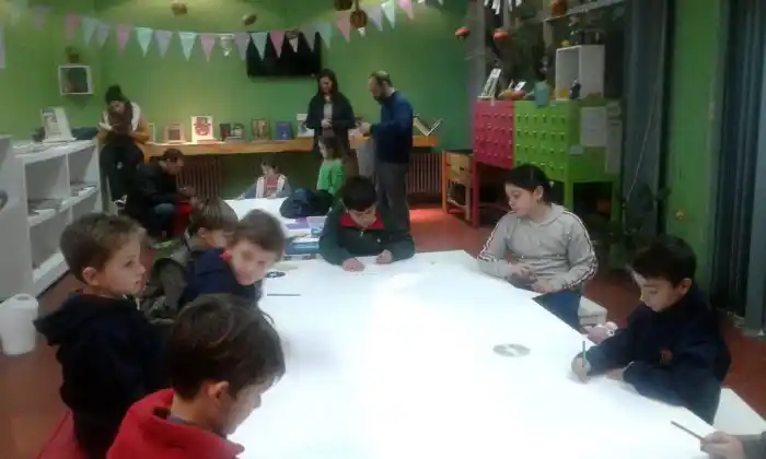 Se dicta un taller de figuritas en el Centro Cultural Necochea